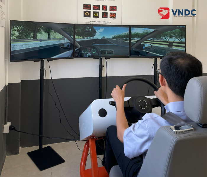 Trung Tâm Đào Tạo Lái Xe Việt Nhật Đi Đầu Đầu Tư Cabin Điện Tử Học Lái Xe Mô Phỏng Tại Đắk Đắk